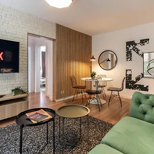  Apartment Downtown Retreat: Spacious 2-br By Unirii Square Romania